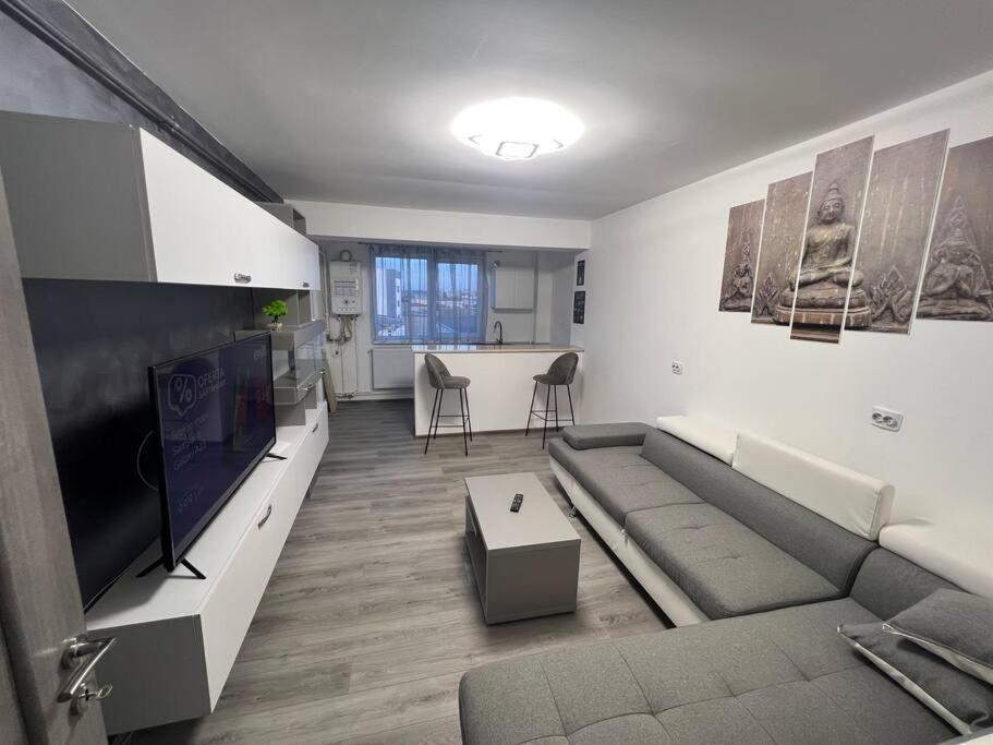 Lovely Flat With Bathtub 5 Mins From Center Craiova Ngoại thất bức ảnh