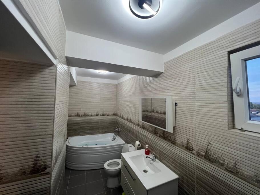 Lovely Flat With Bathtub 5 Mins From Center Craiova Ngoại thất bức ảnh