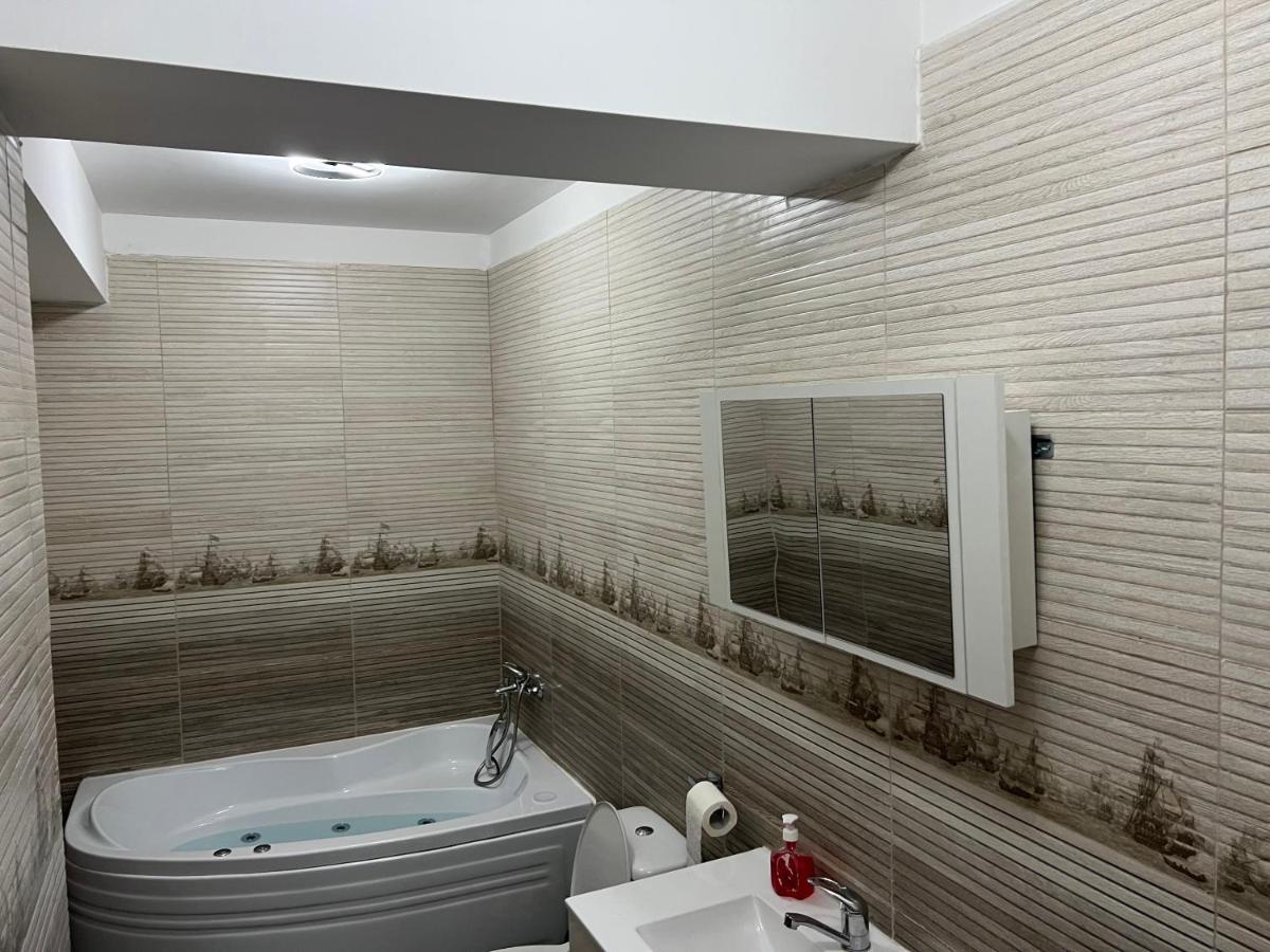 Lovely Flat With Bathtub 5 Mins From Center Craiova Ngoại thất bức ảnh
