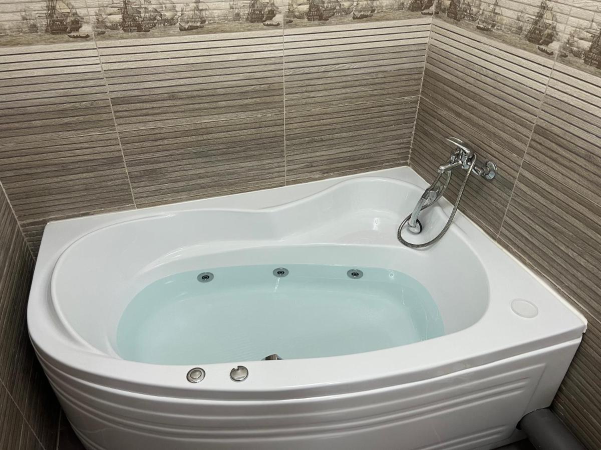 Lovely Flat With Bathtub 5 Mins From Center Craiova Ngoại thất bức ảnh